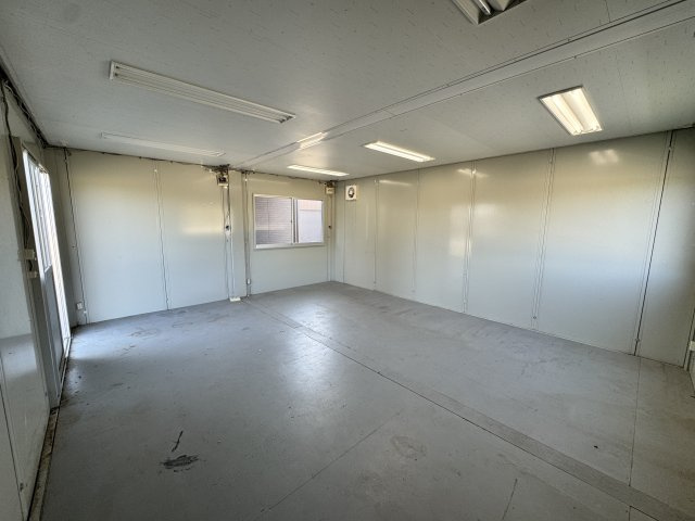 京目町事務所兼住宅の設備|■大型倉庫の内観です