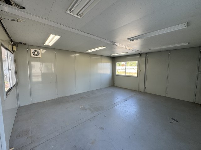 京目町事務所兼住宅の設備|■大型倉庫の内観です