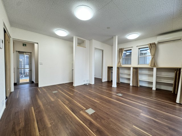 京目町事務所兼住宅の居間・リビング|■1階事務所スペース（書棚付き）は居住用としても