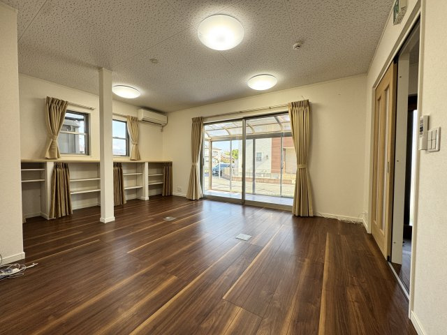 京目町事務所兼住宅の居間・リビング|■1階事務所スペースにはサンルームが併設されています