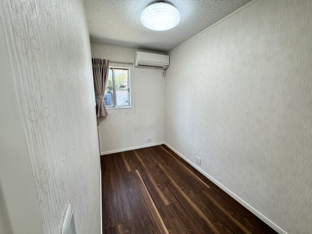 京目町事務所兼住宅の洋室|■1階事務所横の応接室は居室としてもどうぞ