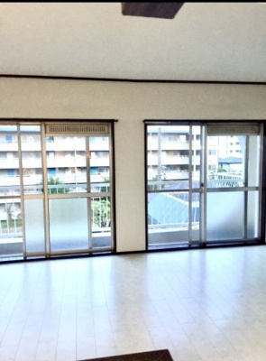 【居間・リビング】 | 香枦園スカイハイツ | 東面バルコニーに面した12帖の明るいリビング