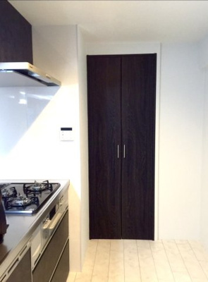 【収納】 | 香枦園スカイハイツ | キッチン横に収納があり、場所をとるミネラルウォーターやお米などもすっきり収納できます