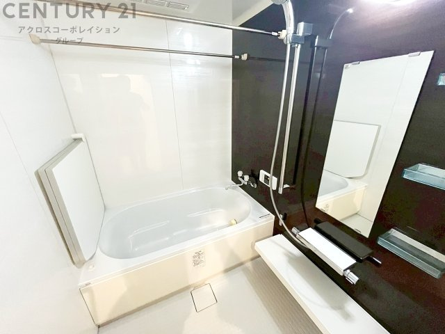 オートロック式エントランスは他の住民や外部の人間が簡単に出入りできないため、個々の住戸が安全に保たれます。同時に、訪問者が来訪する場合にはインターホン等で確認することができ、不要な来客を遮断できます。