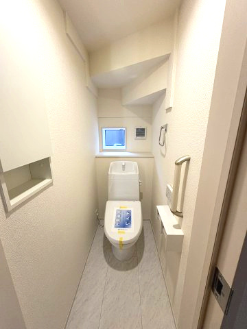 【トイレ】 | 福岡市南区若久6丁目　1号棟（全3棟）【仲介手数料無料・0円】 | 現地写真。1階のトイレです。