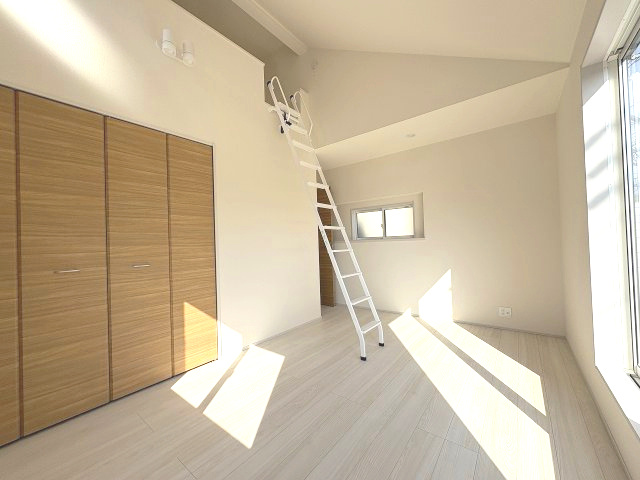 【寝室】 | 福岡市南区若久6丁目　1号棟（全3棟）【仲介手数料無料・0円】 | 現地写真。2階主寝室です。