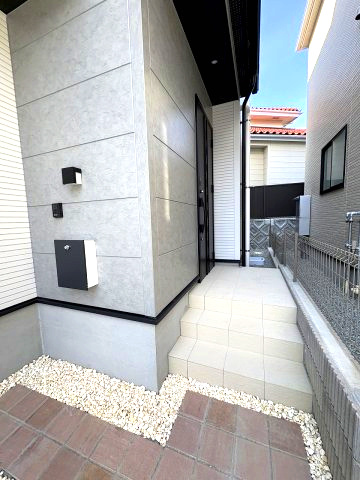 【玄関】 | 福岡市南区若久6丁目　1号棟（全3棟）【仲介手数料無料・0円】 | 現地写真。