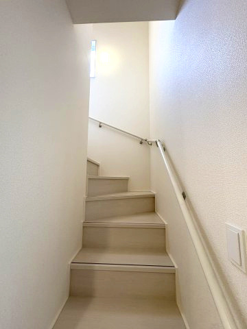 【内装】 | 福岡市南区若久6丁目　1号棟（全3棟）【仲介手数料無料・0円】 | 現地写真。2階へ上がる階段です。手摺もついて安全ですね。