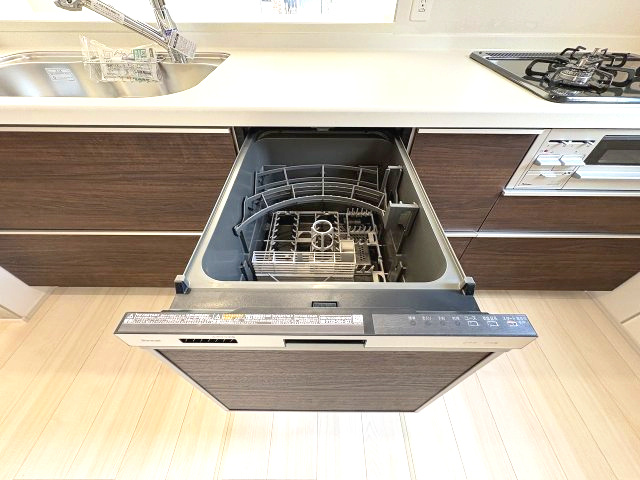 【キッチン】 | 福岡市南区若久6丁目　1号棟（全3棟）【仲介手数料無料・0円】 | 現地写真。食洗器が付いてます。