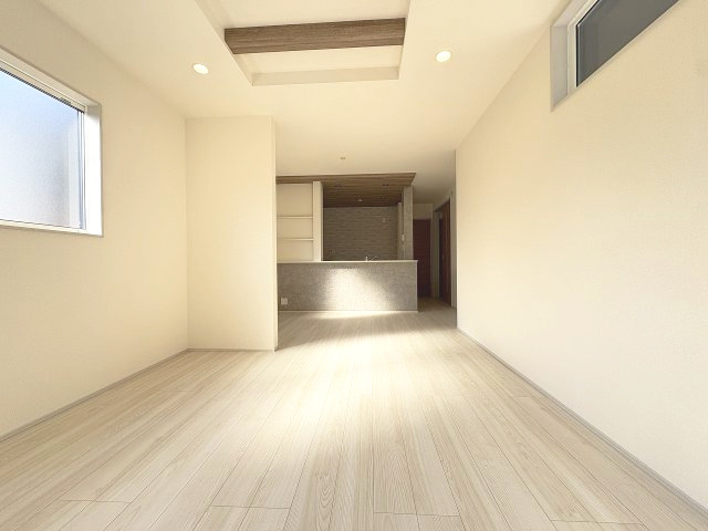 【居間・リビング】 | 福岡市南区若久6丁目　1号棟（全3棟）【仲介手数料無料・0円】 | 現地写真。リビングです。