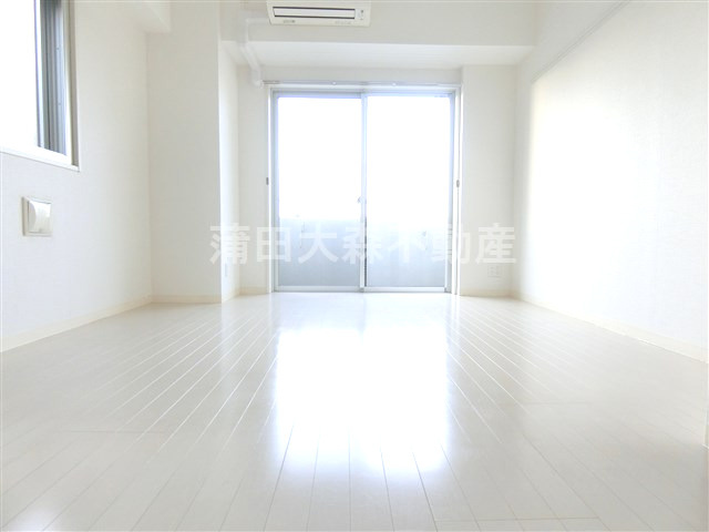 リヴシティ大森町の居間・リビング|洋室7.9帖！　ホワイトカラーのフローリングは明るく清潔感がありカーテンや家具などとの相性も良く使いやすくオシャレです！