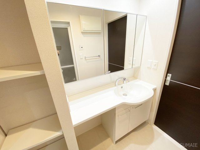 エーデルハイムDの洗面所|大きな鏡とカウンターの洗面台☆