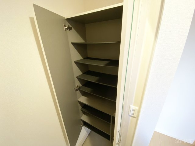 エーデルハイムDの玄関|シューズボックスです☆