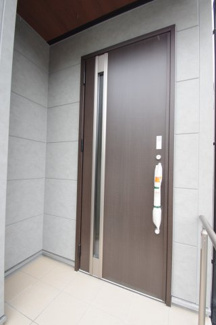 【玄関】 | 【仲介手数料無料！！】稲城市若葉台1丁目　新築戸建て（全9棟）5号棟 5680万円