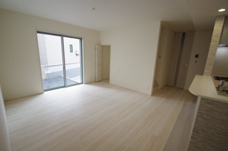 【居間・リビング】 | 【仲介手数料無料！！】稲城市若葉台1丁目　新築戸建て（全9棟）5号棟 5680万円 | TESガス温水式床暖房