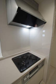 【内観：施工例】 | 【仲介手数料無料！！】稲城市若葉台1丁目　新築戸建て（全9区画）5号棟 5780万円 | 3口コンロ