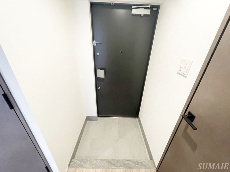 S-RESIDENCE王子enableの玄関|収納もある玄関です☆