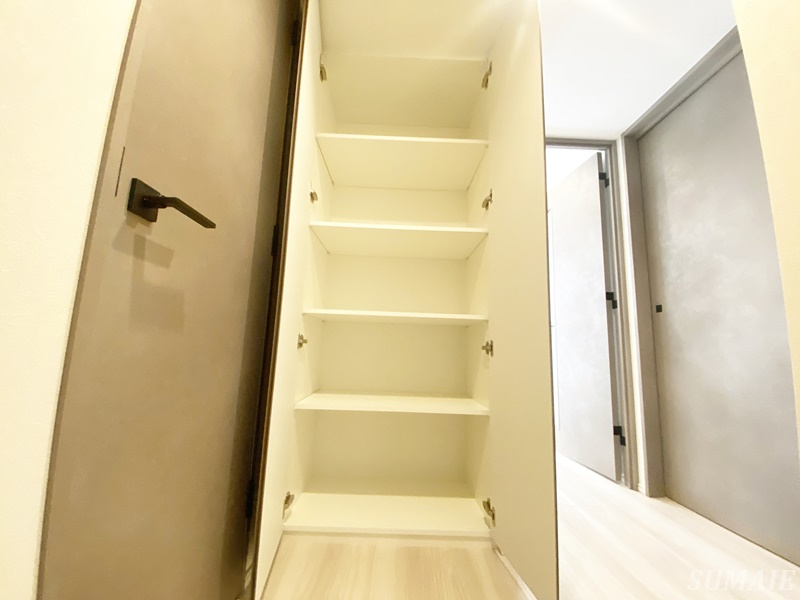 S-RESIDENCE王子enableの収納|玄関前にある収納です☆