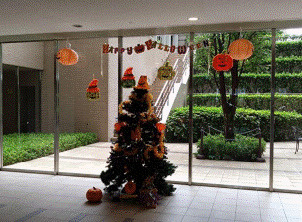 グランマークス東松戸のロビー|日々の小さな配慮が積み重なって生まれる安心感。管理の良さが、暮らしの質を高めてくれます