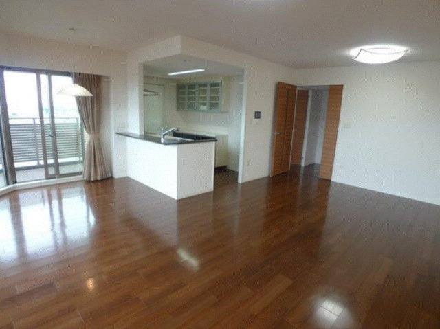 グランマークス東松戸の居間・リビング|南向きの窓から差し込む陽ざしが、毎日を明るく照らしてくれる。自然と笑顔がこぼれるリビングです♪