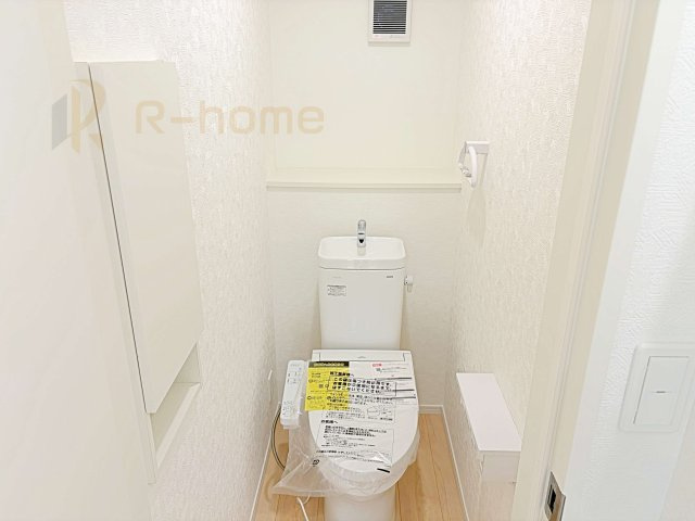 龍ケ崎市白羽第9　新築戸建て　1号棟のトイレ|温水洗浄便座付きのトイレ。
トイレが２ヵ所設置で朝の忙しい時間でも安心です。