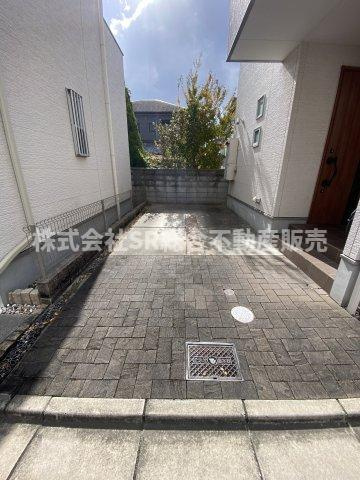 衣摺4丁目中古戸建の駐車場|お車をお持ちの方には嬉しい駐車場付きで、前道5ｍと広く駐車もしやすいです！