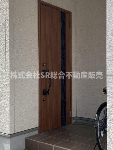 衣摺4丁目中古戸建の玄関|リフォームや住宅ローン・東大阪市の不動産の事なら弊社にお任せ下さいませ！
各地域の特徴・グルメ・裏道やその他、細かい情報等も熟知した
東大阪市出身のスタッフが新生活を送るお客様をサポート致します！