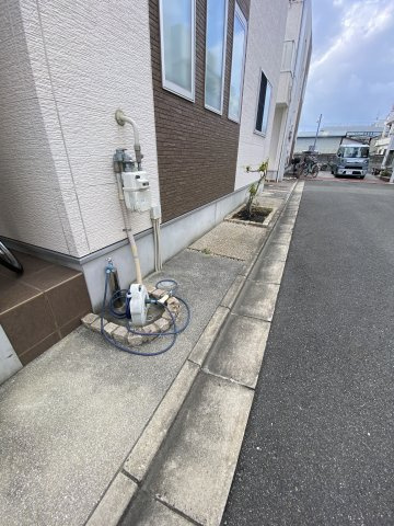 衣摺4丁目中古戸建のその他共用部分|自転車置場として使えます！植物を植えれるのもいいですね♪