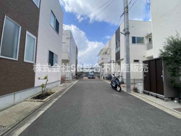 衣摺4丁目中古戸建の前面道路含む現地写真|弊社は中古戸建のご紹介、その後のリフォームのご提案、
賃貸物件のご紹介、すべてご対応可能です。
お客様にあったプランをご提案致します。
まずはお問合せ下さいませ。
