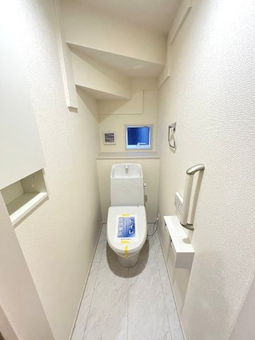 【トイレ】 | 福岡市南区若久6丁目　2号棟（全3棟）【仲介手数料無料・0円】 | 現地写真。1階のトイレです。