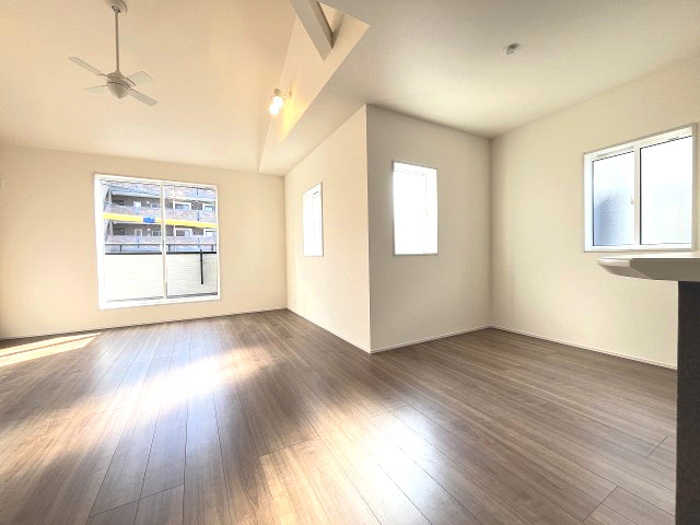 【居間・リビング】 | 福岡市南区若久6丁目　2号棟（全3棟）【仲介手数料無料・0円】 | 現地写真。