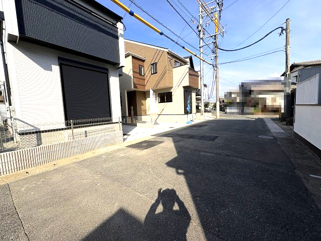 【その他】 | 福岡市南区若久6丁目　2号棟（全3棟）【仲介手数料無料・0円】 | 現地写真。前面道路です。