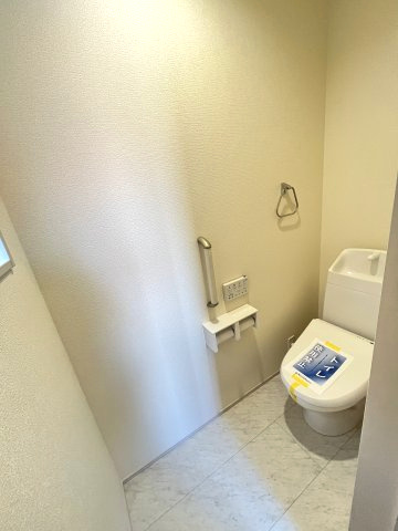 【トイレ】 | 福岡市南区若久6丁目　2号棟（全3棟）【仲介手数料無料・0円】 | 現地写真。2階にもトイレです。