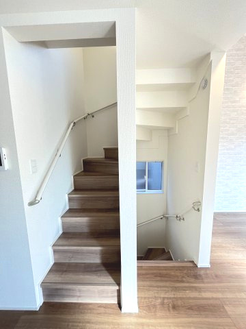 【内装】 | 福岡市南区若久6丁目　2号棟（全3棟）【仲介手数料無料・0円】 | 現地写真。2階へ上がる階段です。手摺もついて安全ですね。