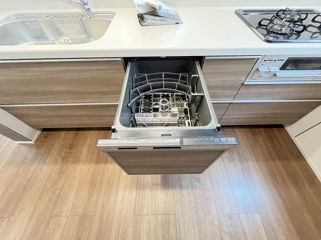 【キッチン】 | 福岡市南区若久6丁目　2号棟（全3棟）【仲介手数料無料・0円】 | 現地写真。食洗器が付いてます。