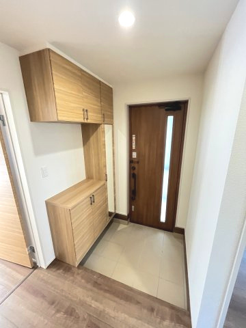 【玄関】 | 福岡市南区若久6丁目　2号棟（全3棟）【仲介手数料無料・0円】 | 現地写真。