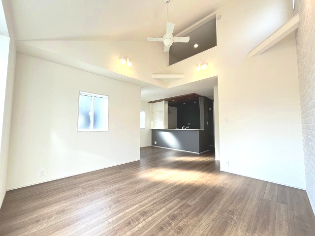 【居間・リビング】 | 福岡市南区若久6丁目　2号棟（全3棟）【仲介手数料無料・0円】 | 現地写真。リビングです。