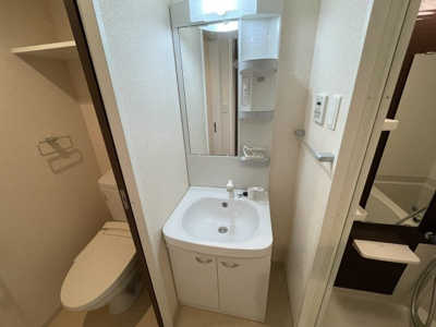 【トイレ】 | Luxe新大阪EASTⅡ | 収納の多い独立洗面です。