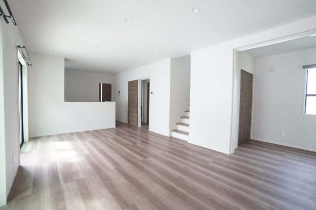 常滑市多屋町1丁目　中古戸建　の居間・リビング|大きな窓からたっぷりと陽光が注がれる明るい空間。家族の成長に対応できる永住仕様の間取り。時を忘れて過ごす場所として過ごせるフリールーム隣接。
