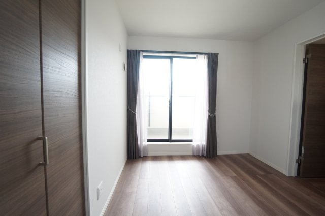 常滑市多屋町1丁目　中古戸建　の洋室|快適に過ごす条件は、一人ひとり違います。飾リ過ぎないシンプルな内装と偏り過ぎないデザインで統一しております。居住していく中でオーナー様だけの【マイホーム】に創り上げて下さい。