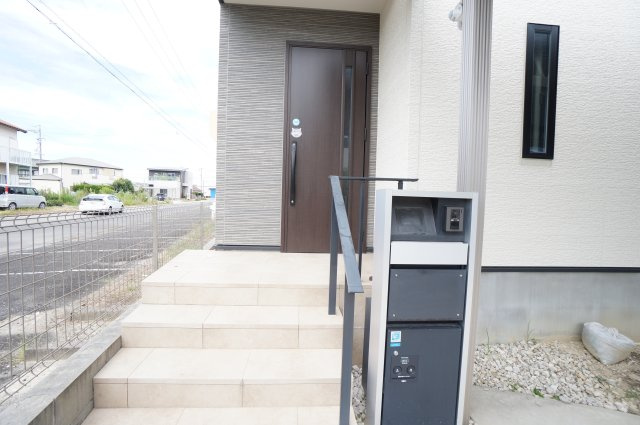 常滑市多屋町1丁目　中古戸建　の玄関|お客様をお迎えする玄関は落ち着いた雰囲気。宅配BOX付きの郵便受けがついています。また、TVモニタ付インターホンで安心安全なマイホーム生活を。
