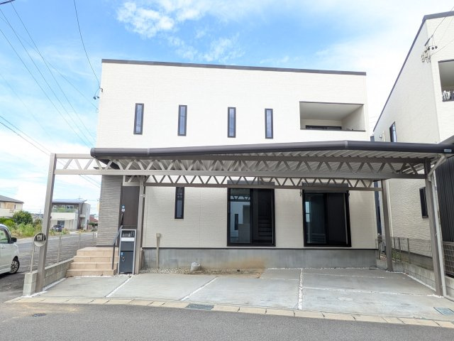 常滑市多屋町1丁目　中古戸建　の外観|2台～3台分の駐車スペースがある駐車場にはカーポートがあり荷物の出し入れにも便利です。