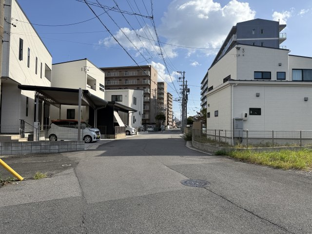 常滑市多屋町1丁目　中古戸建　の前面道路含む現地写真|家の良し悪しだけでなく周辺環境も重要なポイント。それは月日が経つ事で「近くにあるもの」から「家の財産」へとイメージが変わってくる事を身体が理解しているからだと思います。