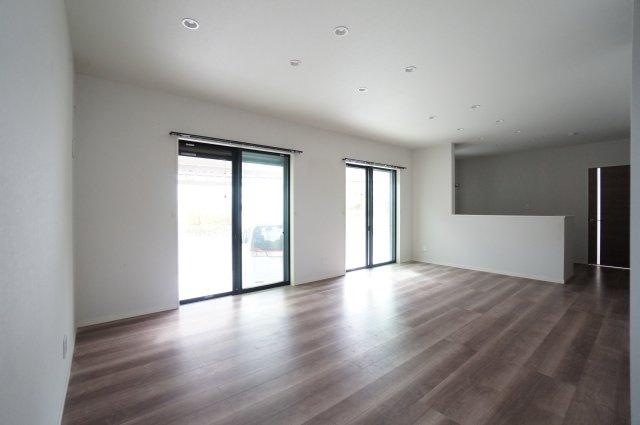常滑市多屋町1丁目　中古戸建　の居間・リビング|ここにはみんなが集い、食事と楽しい会話が始まる。話に夢中になりすぎて、ついつい時を忘れてしまう。そんな束の間の幸せを感じさせてくれる場所。
