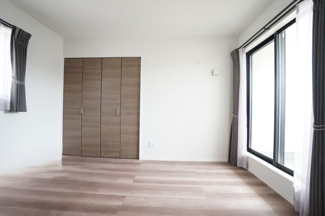 常滑市多屋町1丁目　中古戸建　の洋室|採光もアクセントの一つとして。プライベートルームにはやさしい光が射し込んでいて、この明るい好みの空間で読書をしたり、音楽を聞いたりと一人の時間も充実したものにできます。
