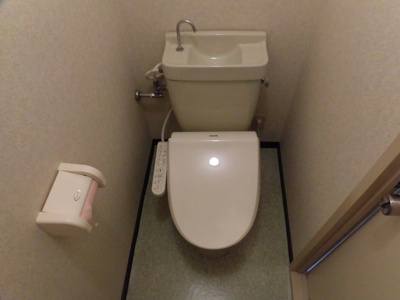 【トイレ】 | メゾン鳩ヶ瀬 | トイレには快適な温水洗浄便座付です