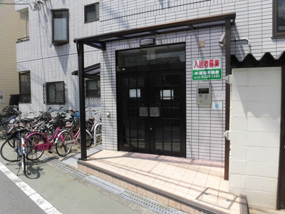 【エントランス】 | メゾン鳩ヶ瀬 | 落ちついた外観にマッチしたエントランスです