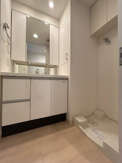 アビティ江坂の洗面所|脱衣スペースもあります