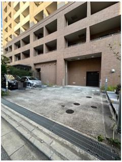 アビティ江坂の駐車場|車をお持ちの方に嬉しい駐車場付きの物件です