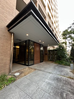 アビティ江坂のエントランス|ゆとりのあるエントランスです